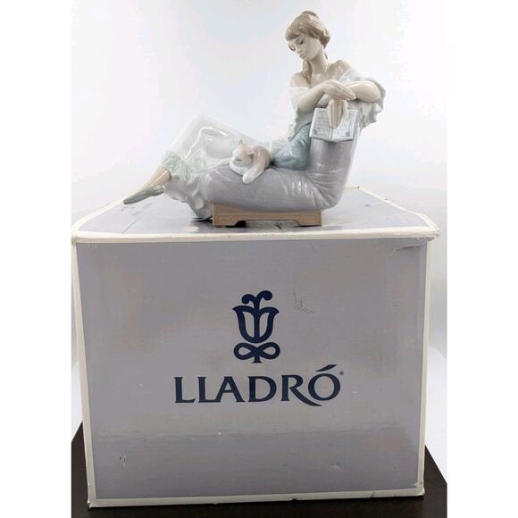 Lladró Porcelain Reading Companion Figurine 6768 Spain in Box Lady w/ Book, Cat - Picture 1 of 15